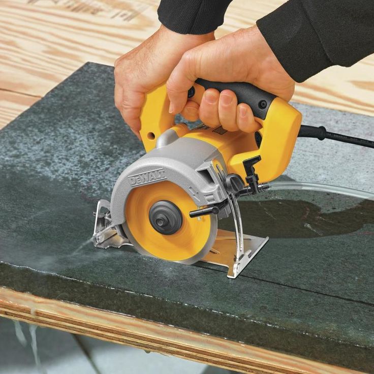 DEWALT 4.375-in 10.8-Amp Wet Handheld Tile Saw