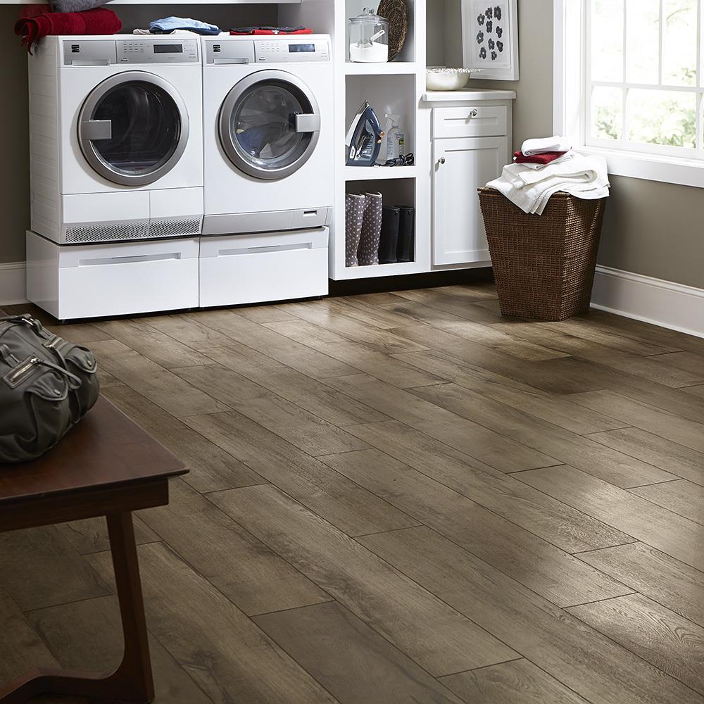 Mohawk Country Barn 7-3/4-in W x 4-1/2-mm T Waterproof Interlocking Luxury Vinyl Plank Flooring, 18.22-sq ft Carton