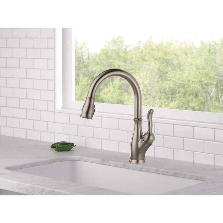 Delta Leland 1-Handle Deck Mount Pull-Down Handle/Lever Residential Kitchen Faucet (Deck Plate Included)