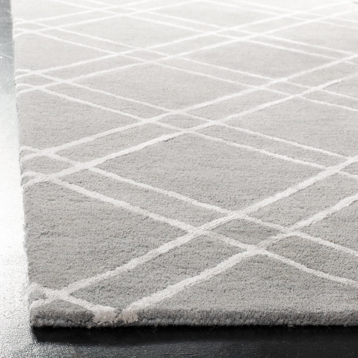 Safavieh Himalaya Ama 2-ft-3-in x 8-ft Gray/Silver Indoor Trellis Handcrafted Wool Runner Rug