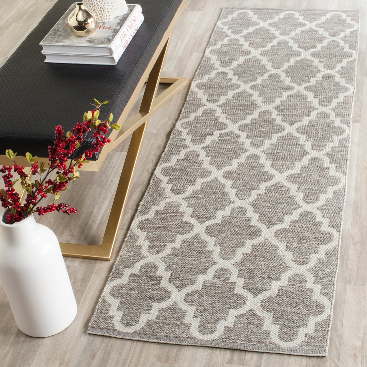 Safavieh Montauk Bolsa 2-ft 3-in x 13-ft Gray/Ivory Indoor Coastal Trellis Handcrafted Runner Rug