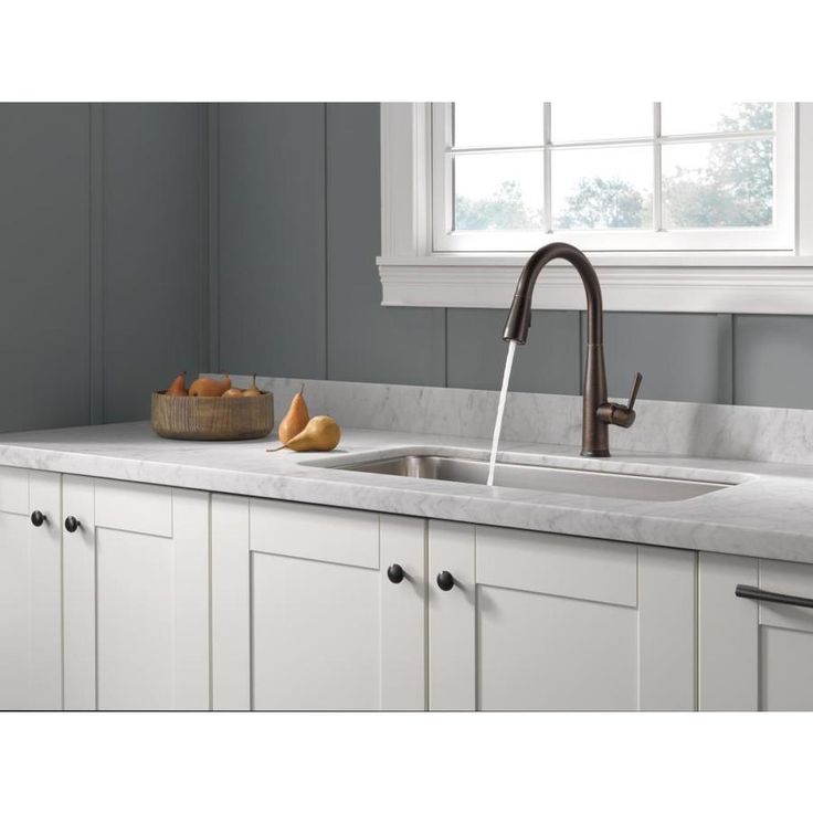 Delta Essa Touch2O Venetian Bronze 1-Handle Deck-Mount Pull-Down Touch Kitchen Faucet (Deck Plate Included)