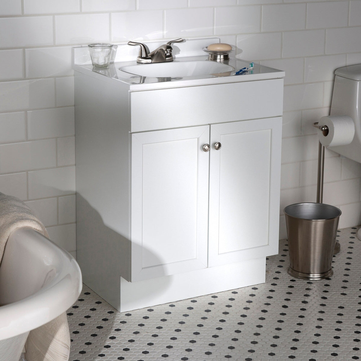 Project Source 24.5-in White Shaker Single Sink Bathroom Vanity with White Cultured Marble Top