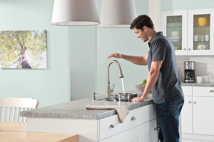 Moen Delaney with MotionSense Spot Resist Stainless 1-Handle Pull-Down Kitchen Faucet (Deck Plate Included)