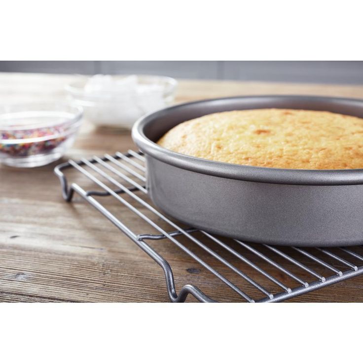 Commercial II 9 in. Round Cake Pan