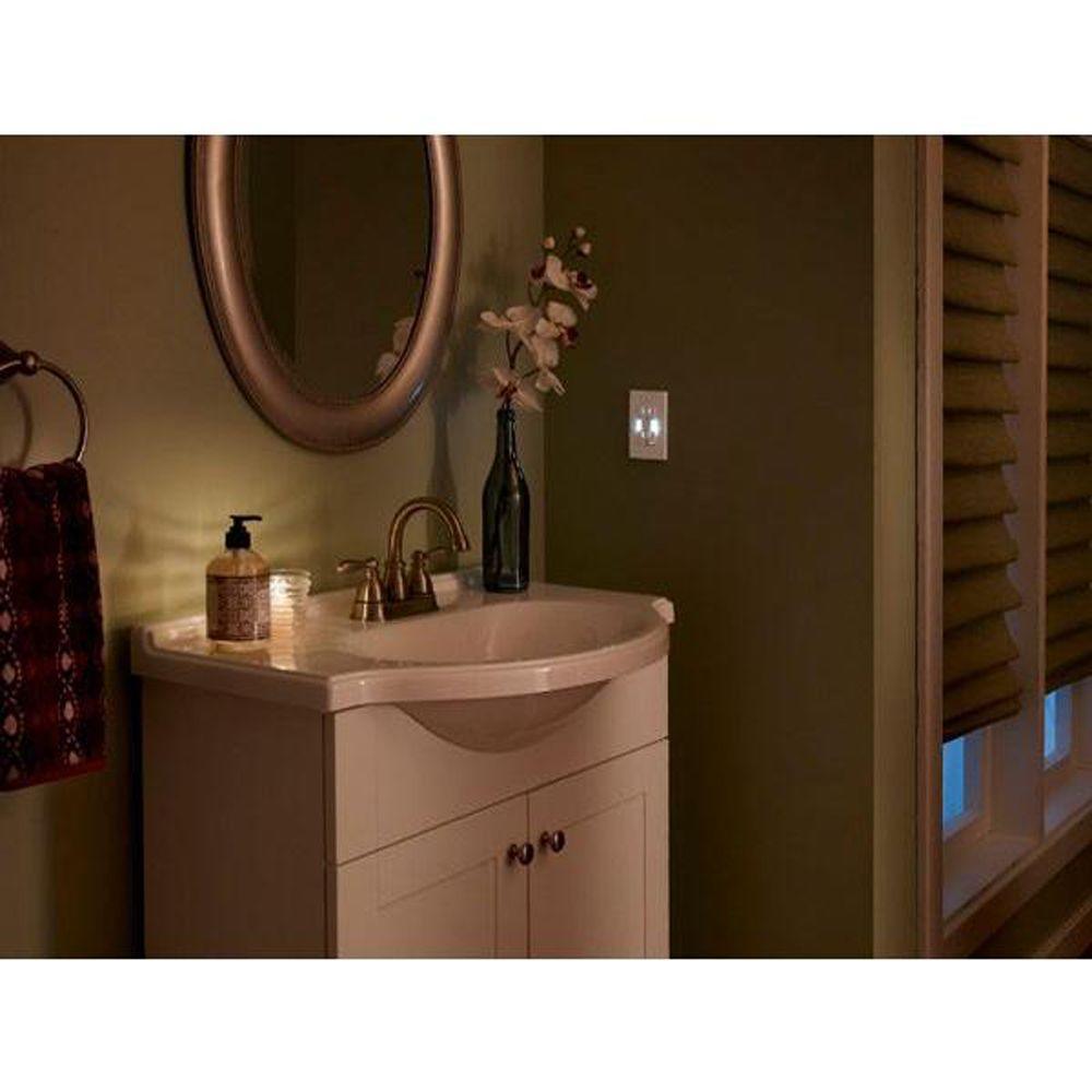 15 Amp Self-Test SmartlockPro Combo Duplex Guide Light and Tamper Resistant GFCI Outlet, White - Super Arbor