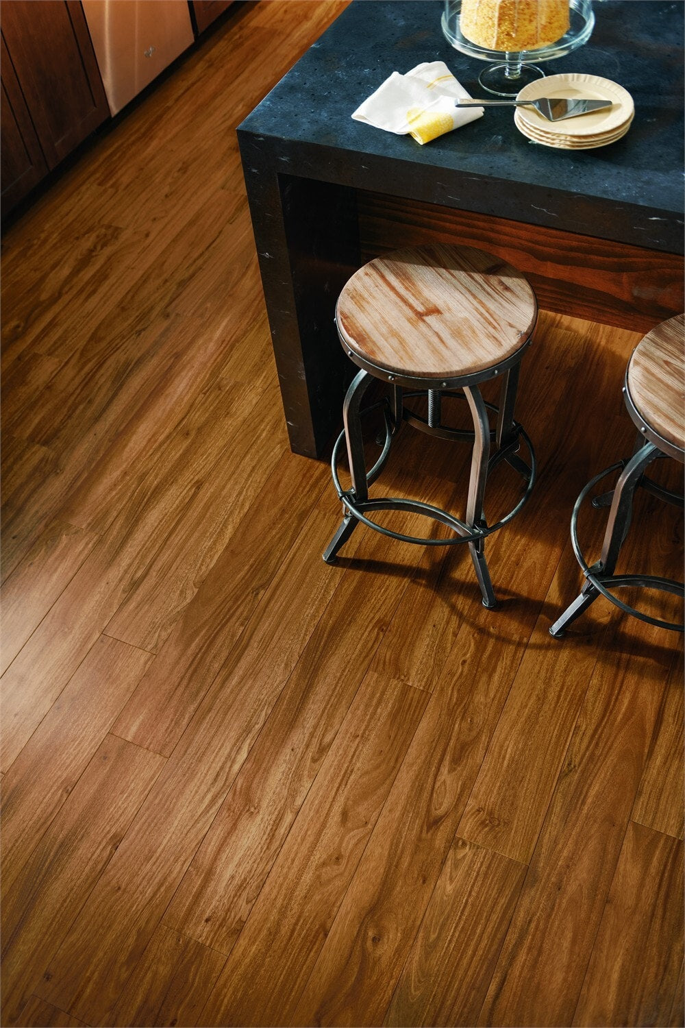 Armstrong Flooring Luxe w/Rigid Core Natural 6-in W x 48-in L x 8-mm Waterproof Interlocking Luxury Vinyl Plank Flooring (27.39-sq ft/carton, 20-mil wear layer)