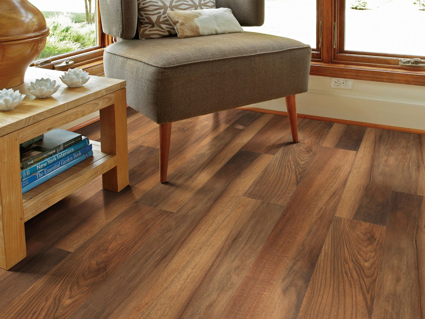 Shaw Newcastle Canon Oak 7-in Wide x 4-4/5-mm Thick Waterproof Interlocking Luxury Vinyl Plank Flooring (18.68-sq ft)
