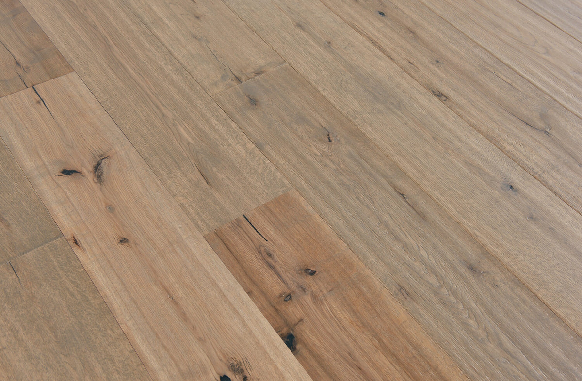 Bruce America's Best Choice Breezy Gray White Oak 6-1/2-in W x 3/8-in T x Varying Length Handscraped Engineered Hardwood Flooring (32.11-sq ft / Carton)