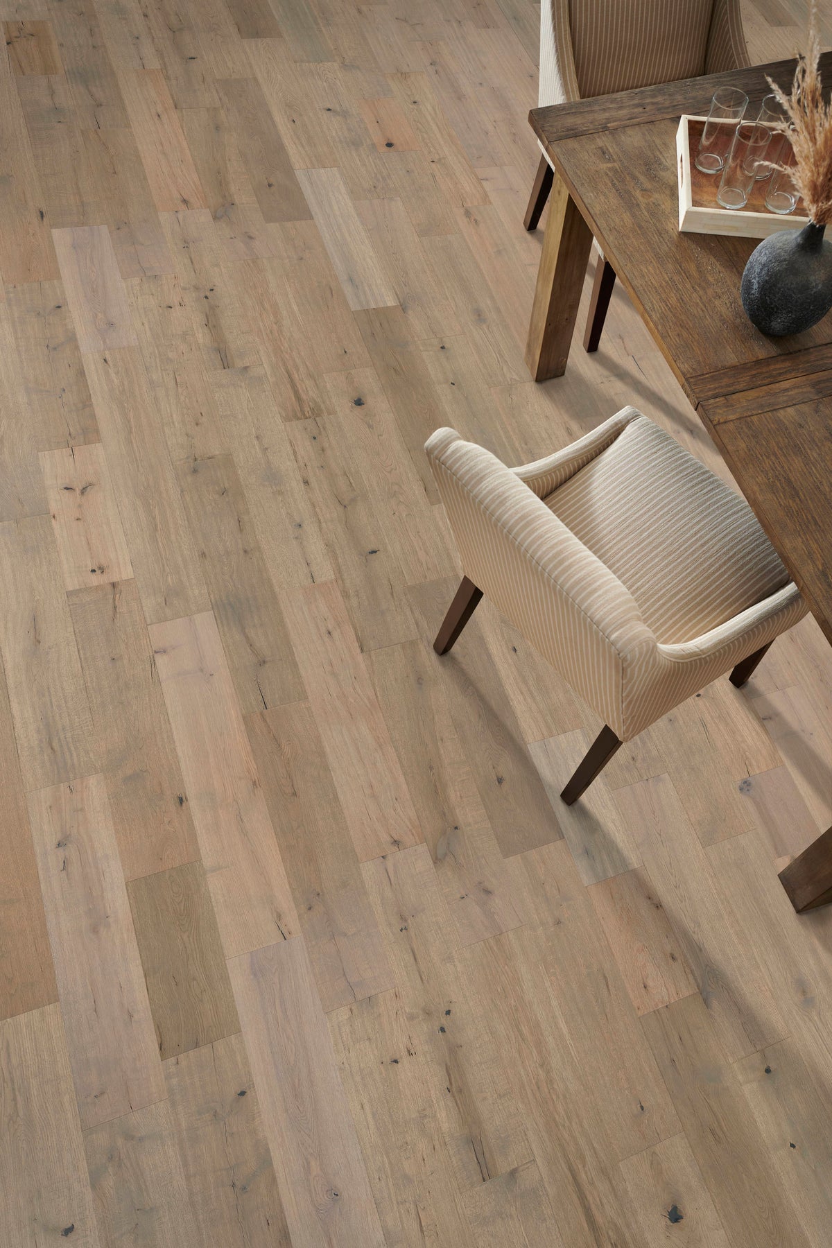 Bruce America's Best Choice Breezy Gray White Oak 6-1/2-in W x 3/8-in T x Varying Length Handscraped Engineered Hardwood Flooring (32.11-sq ft / Carton)