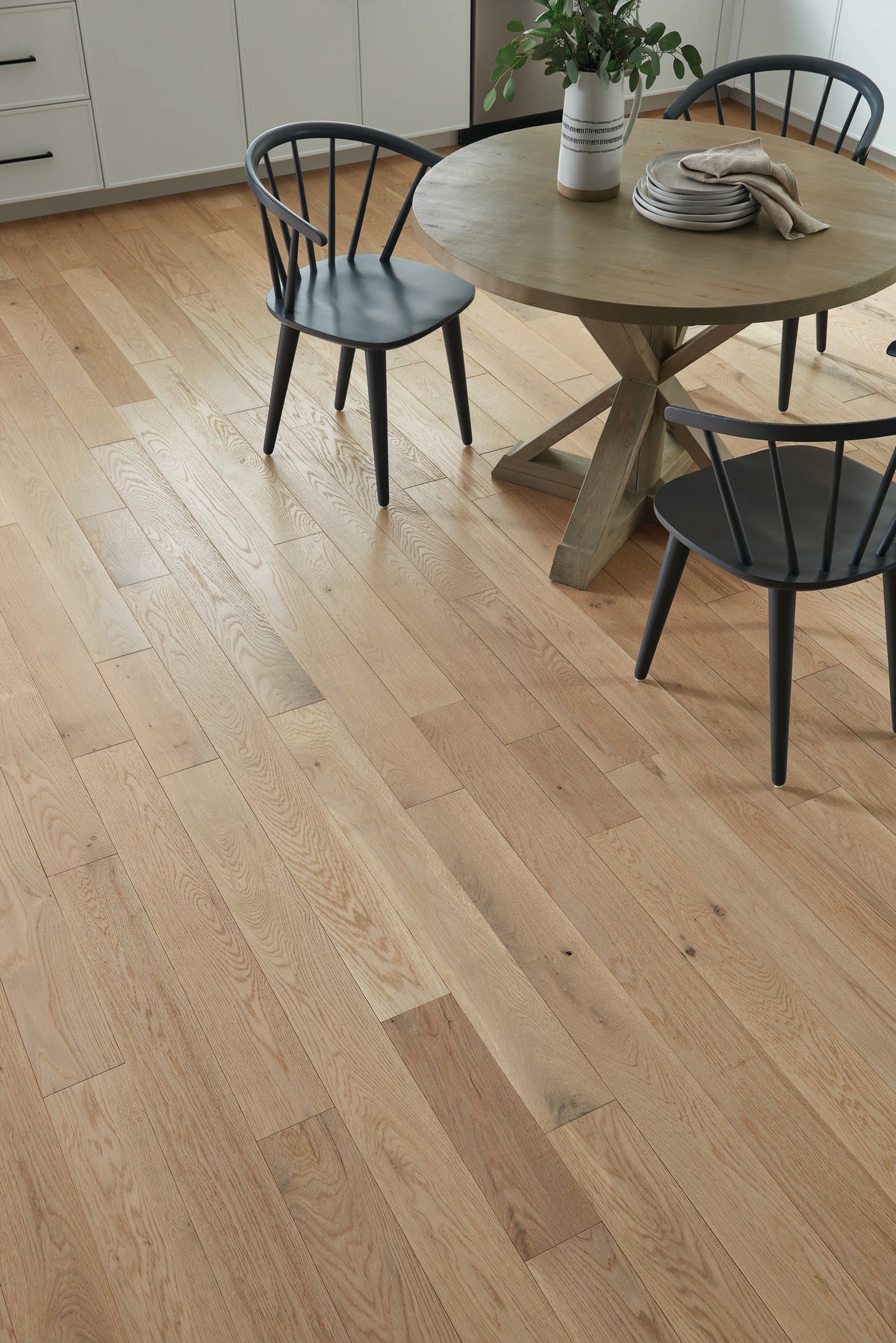 Bruce America's Best Choice Dune Trail White Oak 5-in W x 3/4-in T x Varying Length Wirebrushed Solid Hardwood Flooring (23.5-sq ft / Carton)
