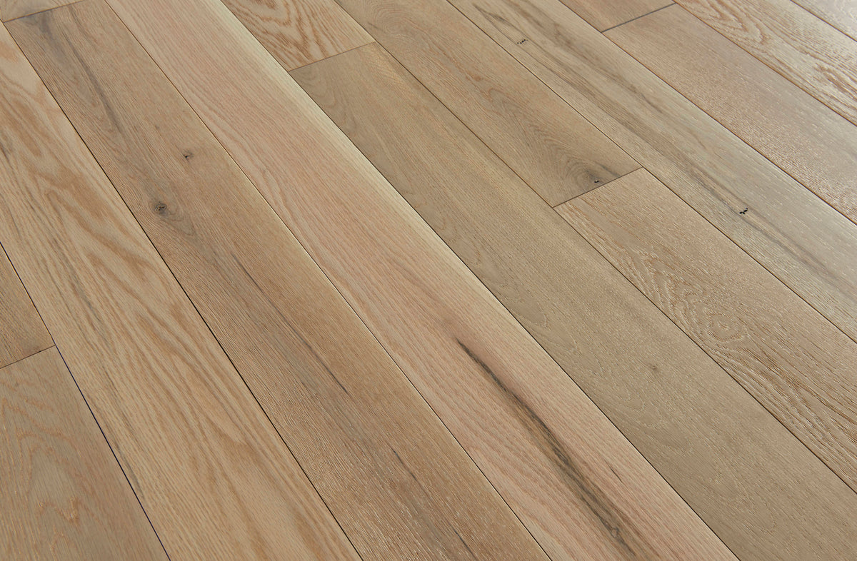 Bruce America's Best Choice Dune Trail White Oak 5-in W x 3/4-in T x Varying Length Wirebrushed Solid Hardwood Flooring (23.5-sq ft / Carton)