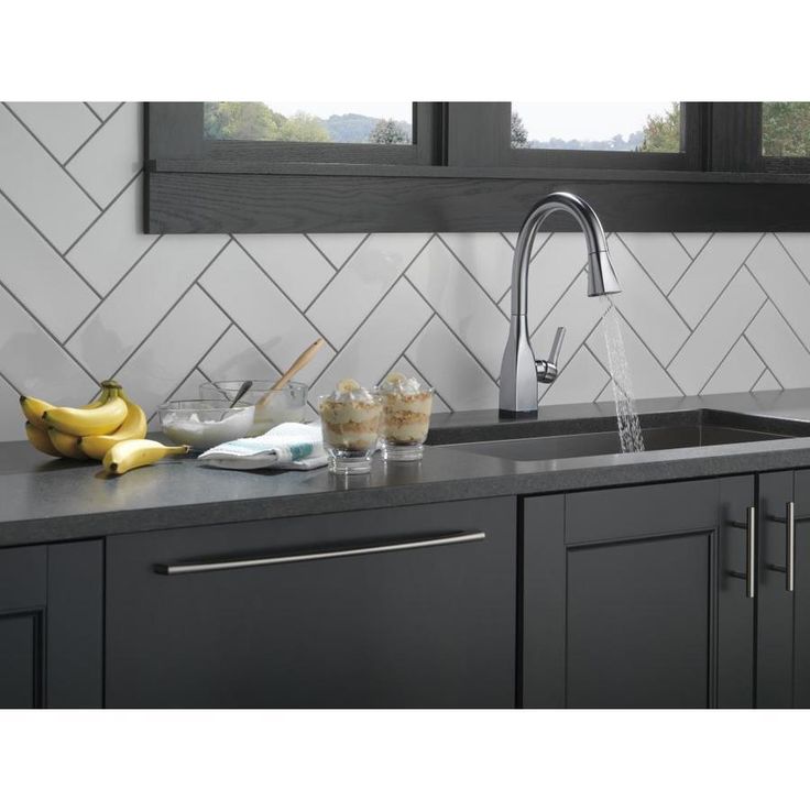 Delta Mateo Touch2O Arctic Stainless 1-Handle Deck-Mount Pull-Down Touch Kitchen Faucet
