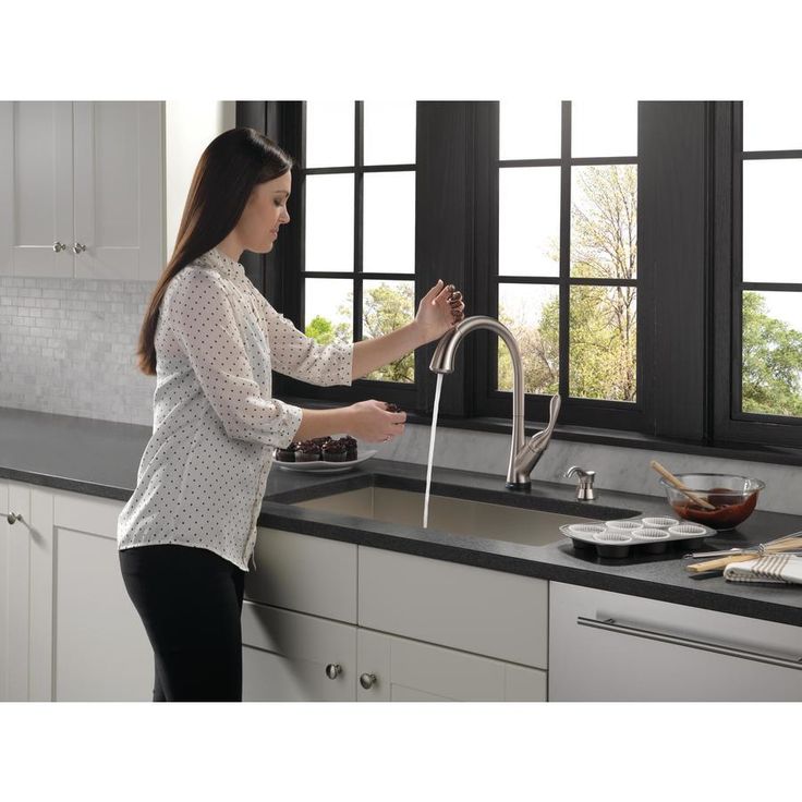Delta Ashton Touch2O Stainless 1-Handle Deck-Mount Pull-Down Touch Kitchen Faucet (Deck Plate Included)