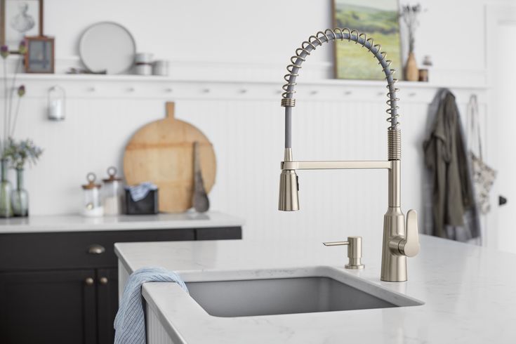 Moen Edwyn Spot Resist Stainless 1-Handle Deck Mount Pull-Down Handle/Lever Commercial/Residential Kitchen Faucet (Deck Plate Included)