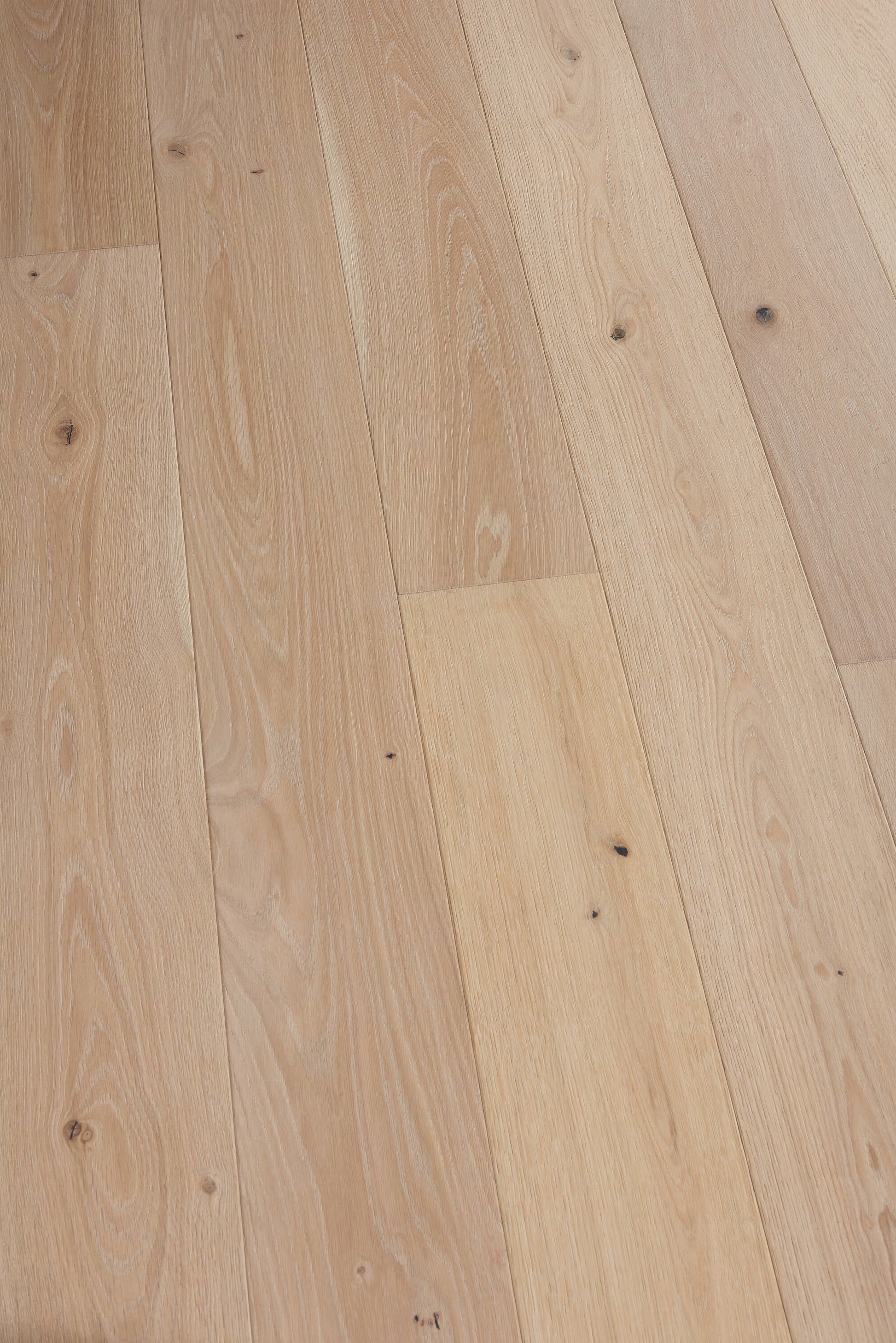Villa Barcelona White oak Palamos hardwood flooring — surface grain detail