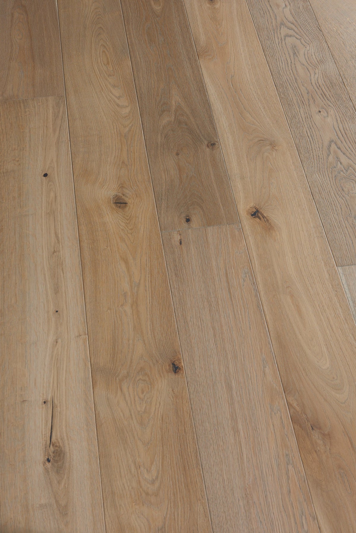 Villa Barcelona White oak Lucena hardwood flooring — surface grain detail