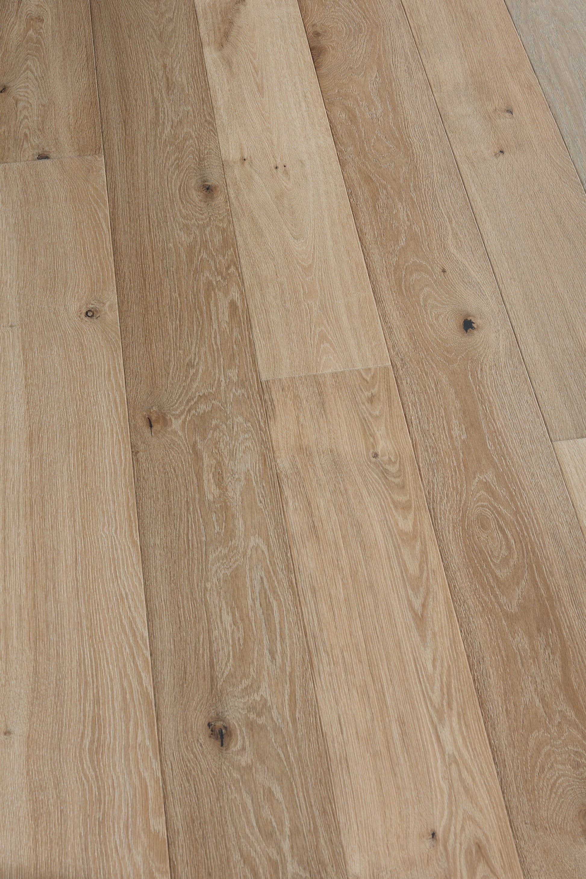 Villa Barcelona White oak Montilla hardwood flooring — surface grain detail
