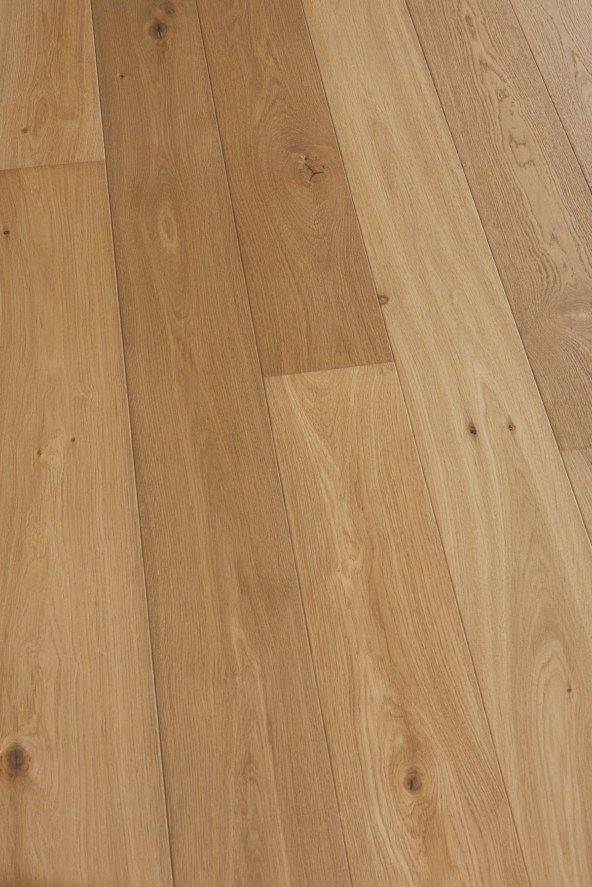 Villa Barcelona White oak Cordoba hardwood flooring — surface grain detail