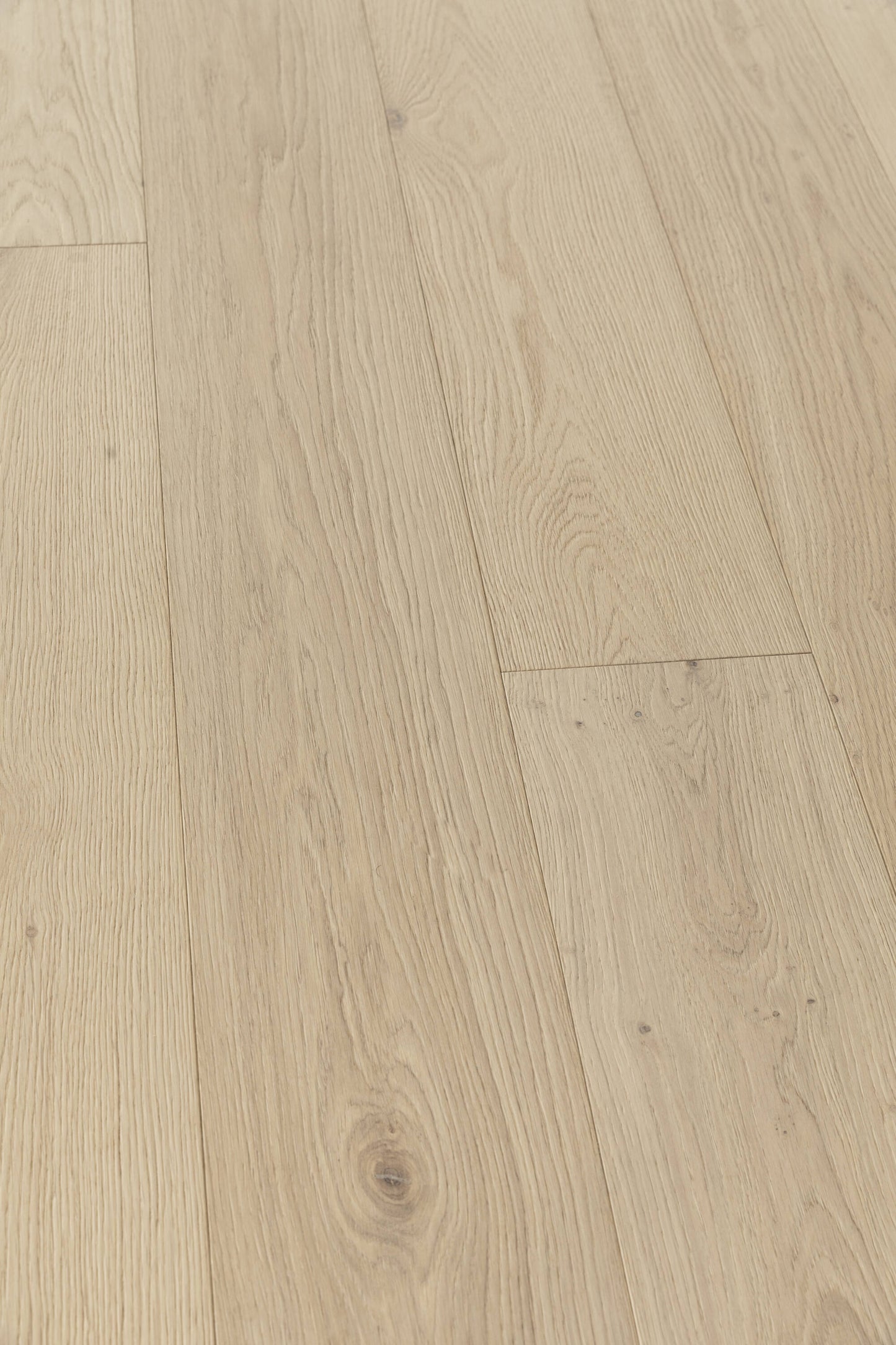 Villa Barcelona White oak Sorolla hardwood flooring — surface grain detail