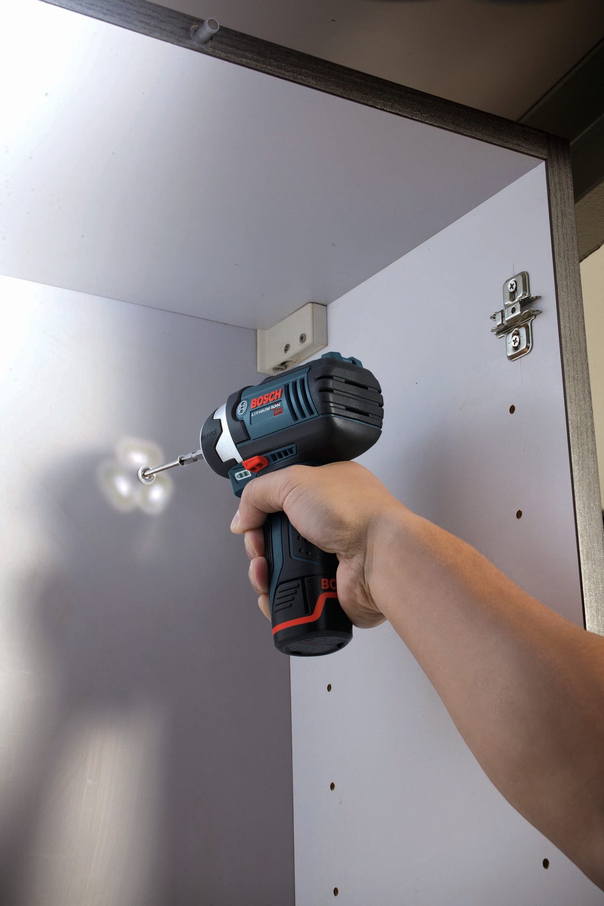 Bosch 12V Max 1/4-in Variable-Speed Cordless Impact Driver Kit with 2 Batteries, Charger and Bag