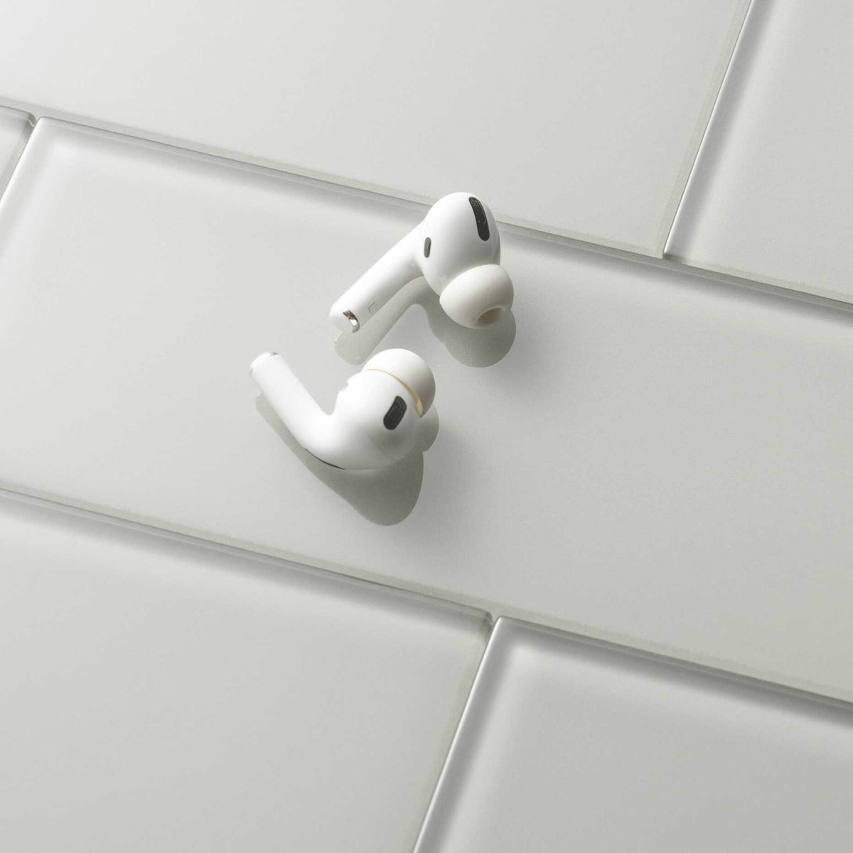 Giorbello Classic Premium Light Gray 3-in x 9-in Glossy Glass Subway Wall Tile (5-sq. ft/ Carton)