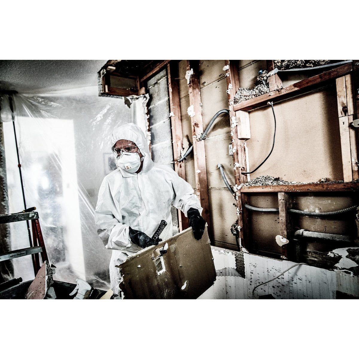 3M 8233 N100 Disposable Sanding & Fiberglass Valved Respirator