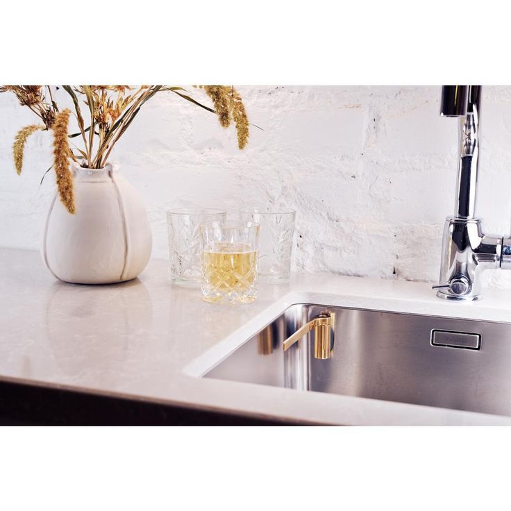 Straight Stainless Steel Cloth Holder in Brass