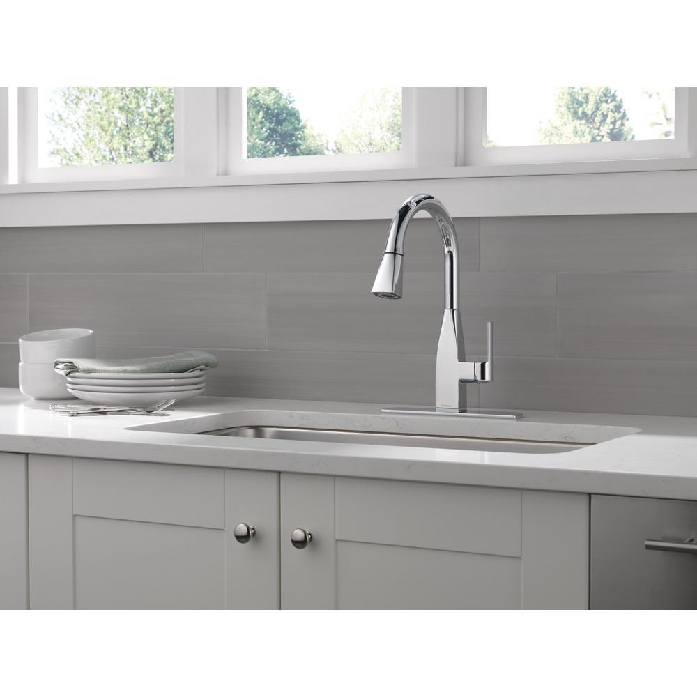 Xander Single-Handle Pull-Down Sprayer Kitchen Faucet in Chrome - Super Arbor