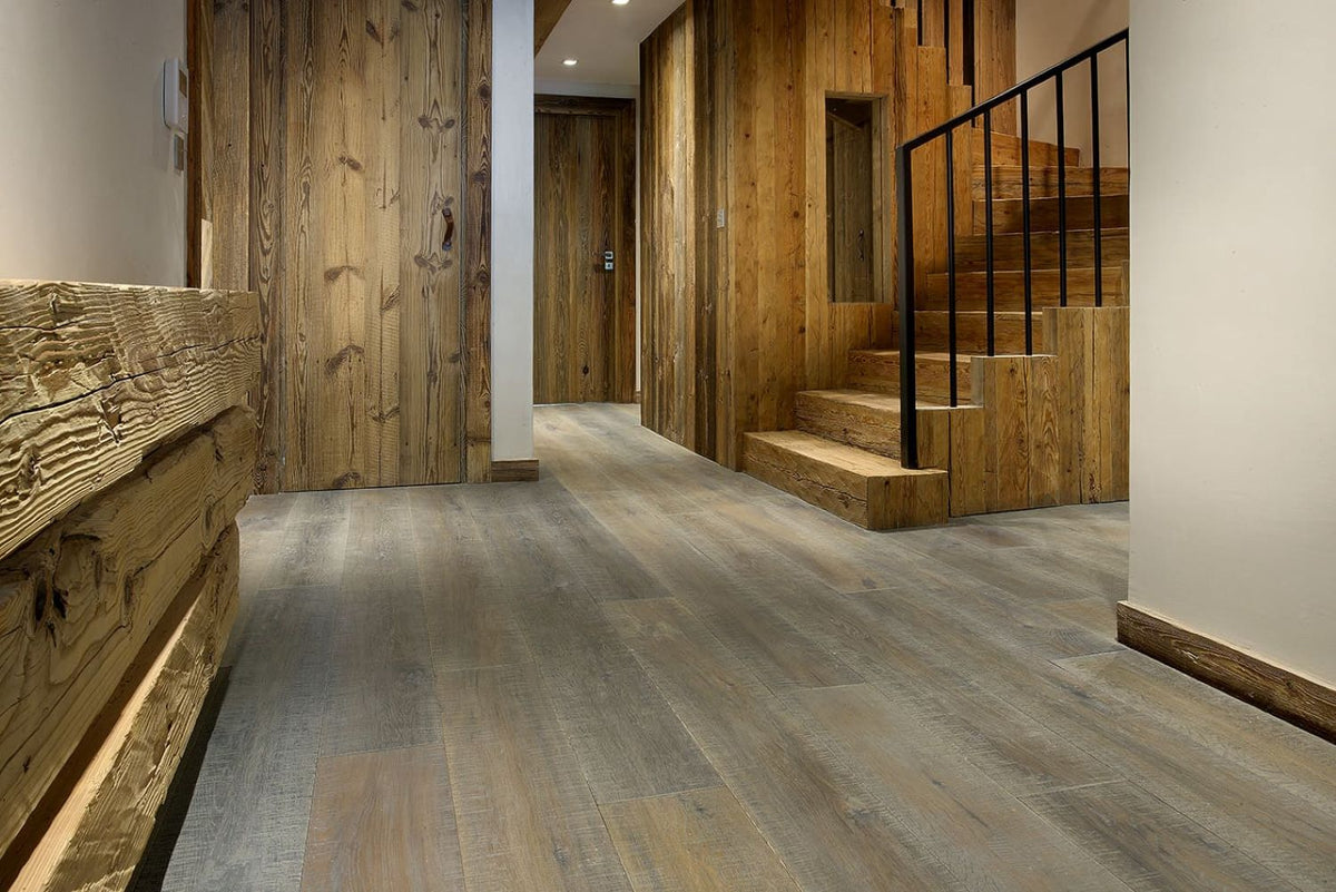Solidfloor Oak Vermont hardwood flooring — carton and plank detail