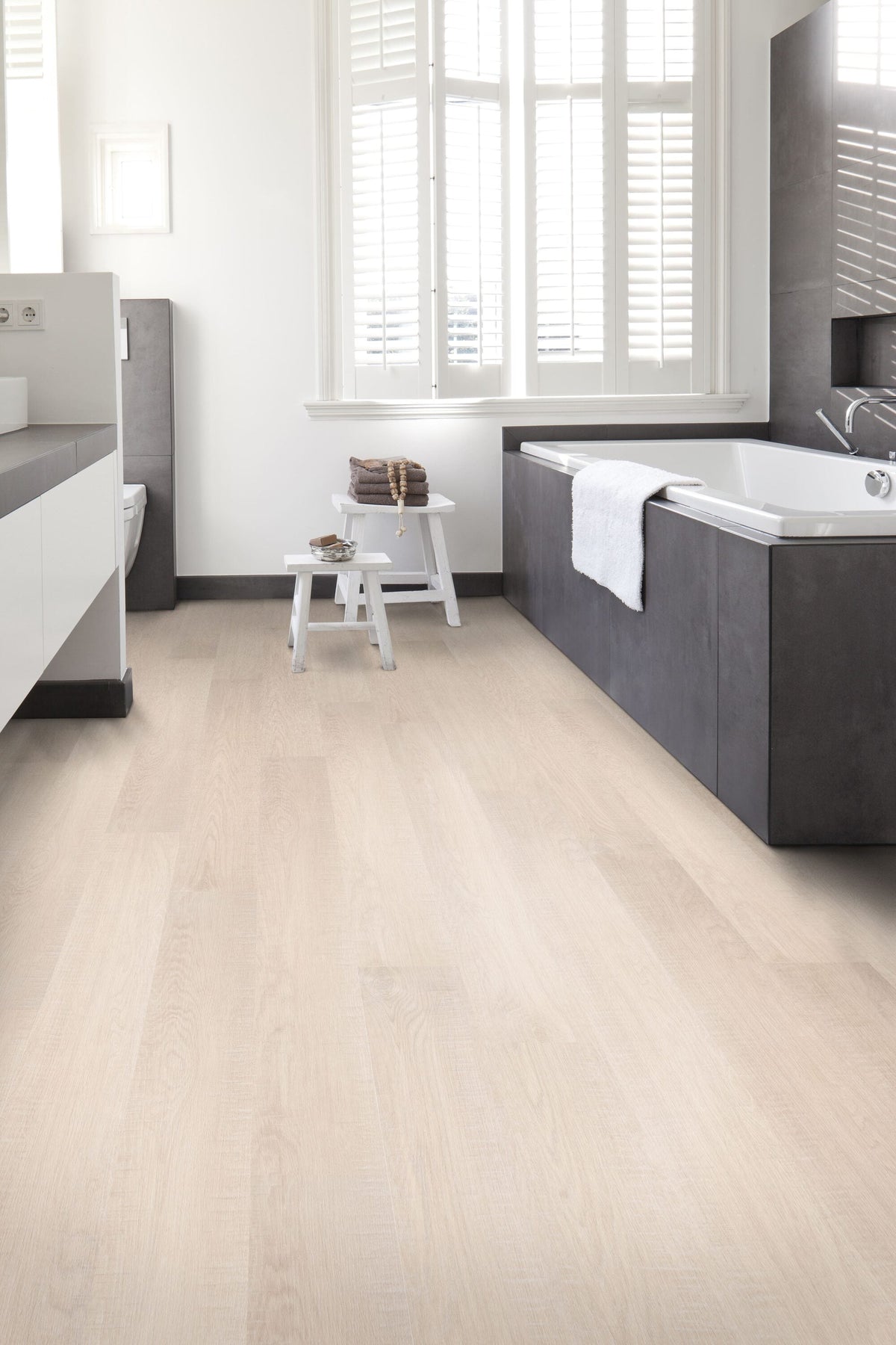 Solidfloor Oak New Hampshire hardwood flooring — installed room view