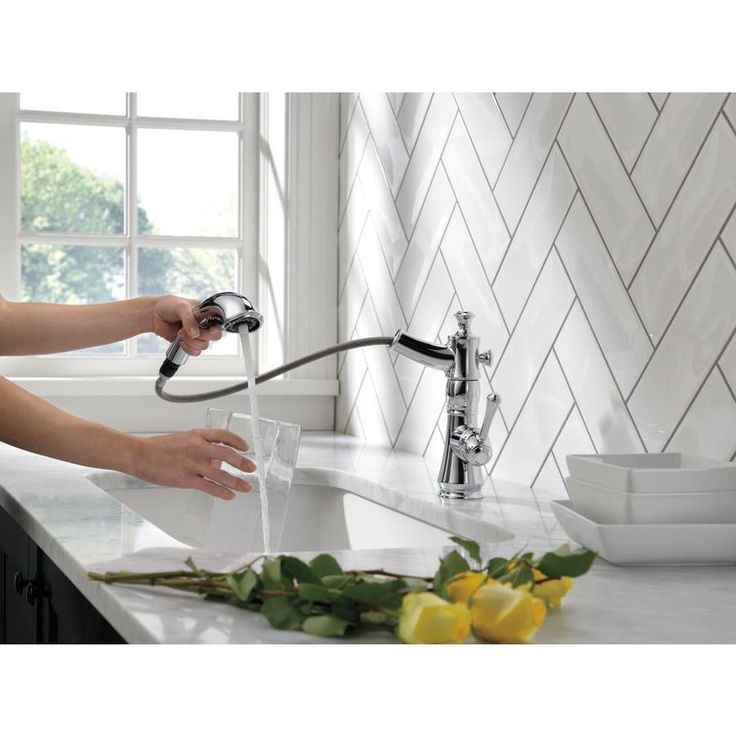 Delta Cassidy Chrome 1-Handle Deck-Mount Pull-Out Handle Kitchen Faucet