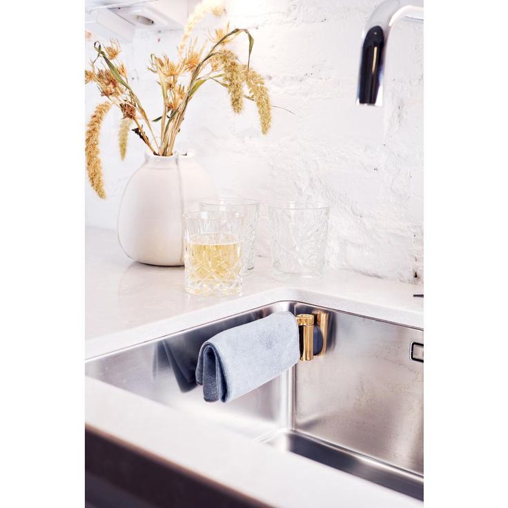Straight Stainless Steel Cloth Holder in Brass