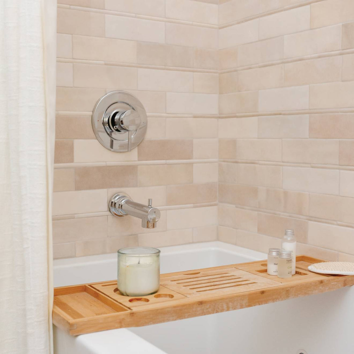 Cloe 2.5" x 8" Glossy Wall Tile in Creme (10.64 SqFt/Ctn)