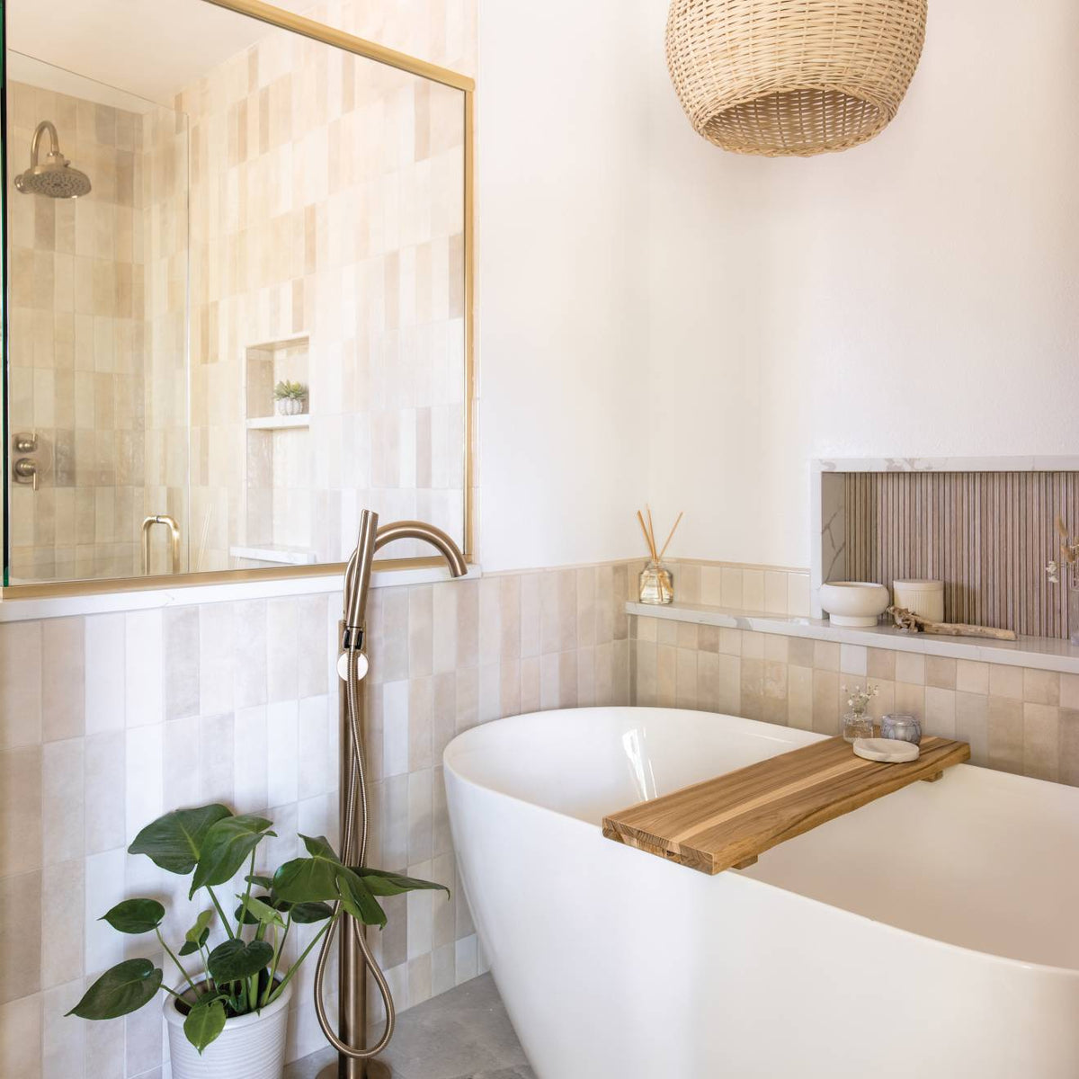 Cloe 2.5" x 8" Glossy Wall Tile in Creme (10.64 SqFt/Ctn)