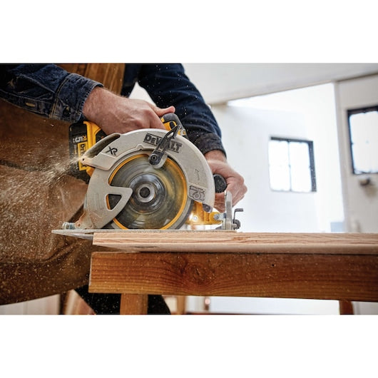 DEWALT 20V MAX Lithium-Ion Cordless Brushless 7-1/4 in. Circular Saw with Electric Brake + Bonus 4.0Ah Battery Pack