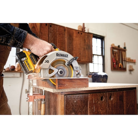 DEWALT 20V MAX Lithium-Ion Cordless Brushless 7-1/4 in. Circular Saw with Electric Brake + Bonus 4.0Ah Battery Pack
