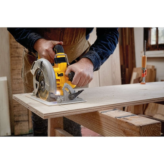DEWALT 20V MAX XR 7-1/4 in. Brushless Cordless Circular Saw Kit with 4.0Ah Battery and Charger