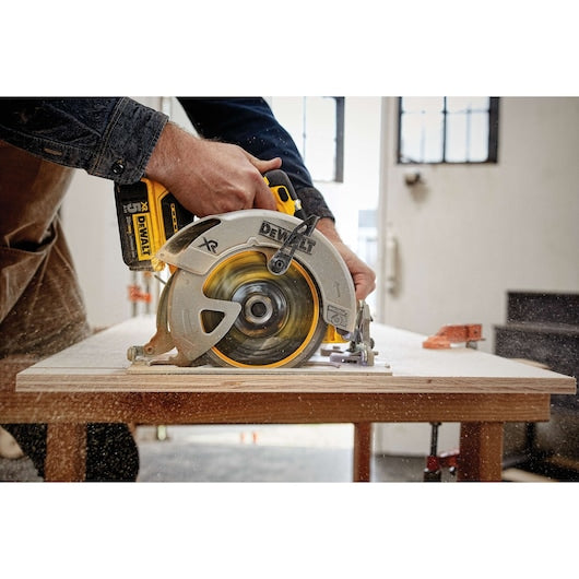 DEWALT 20V MAX XR 7-1/4 in. Brushless Cordless Circular Saw Kit with 4.0Ah Battery and Charger