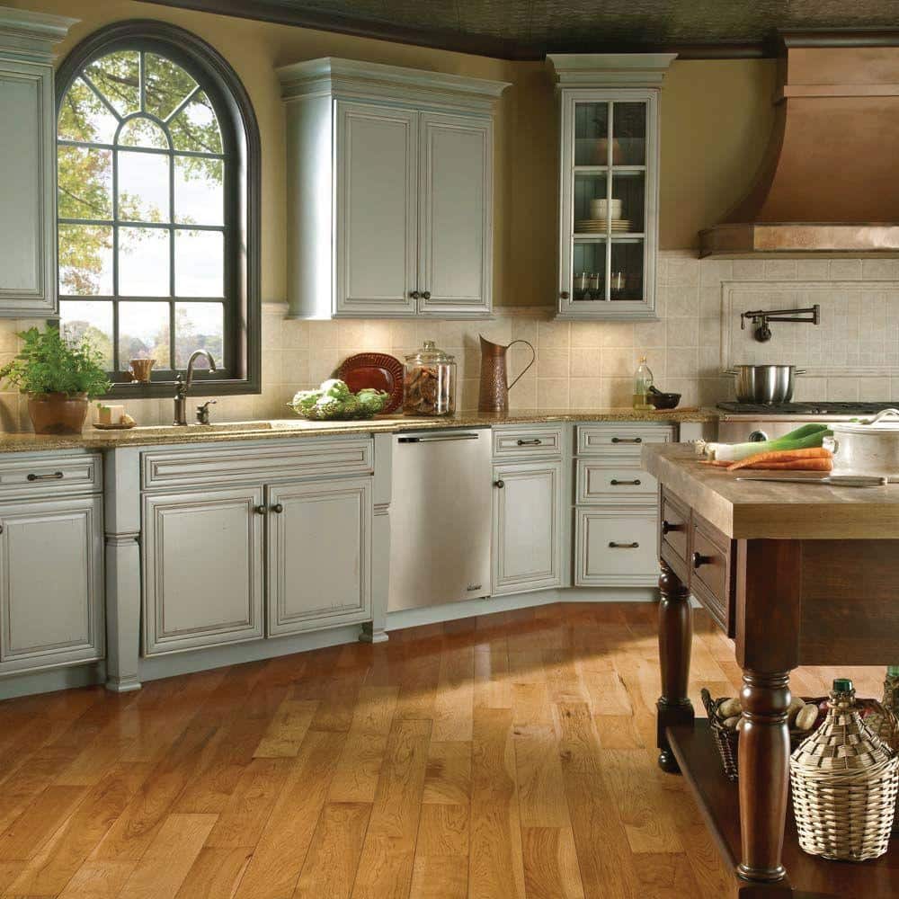 Bruce American Home Autumn Wheat Hickory 3/4 in. T x 3-1/4 in. W Smooth Solid Hardwood Flooring (22 sq.ft./ctn)
