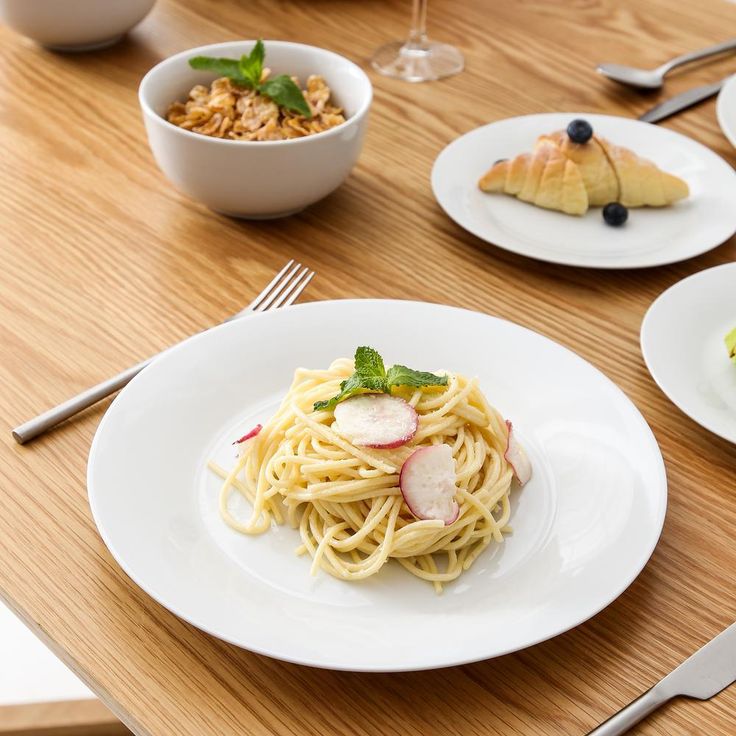 18- Piece Modern White Porcelain Dinnerware Sets (Service for Set for 6)