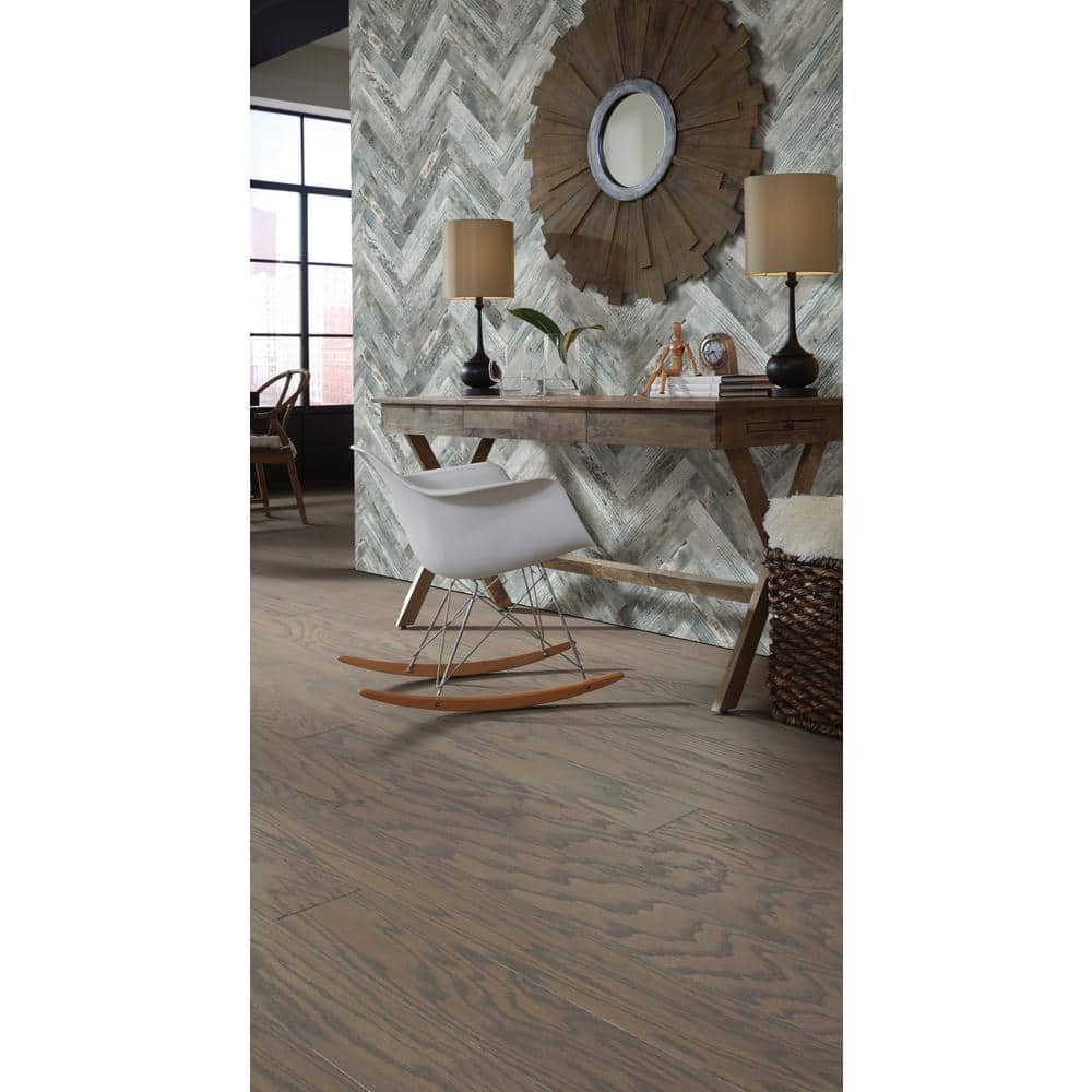 Shaw Bradford 5 Barnboard Red Oak 3/8 in. T X 5 in. W Tongue and Groove Engineered Hardwood Flooring (23.66 sq.ft./case)