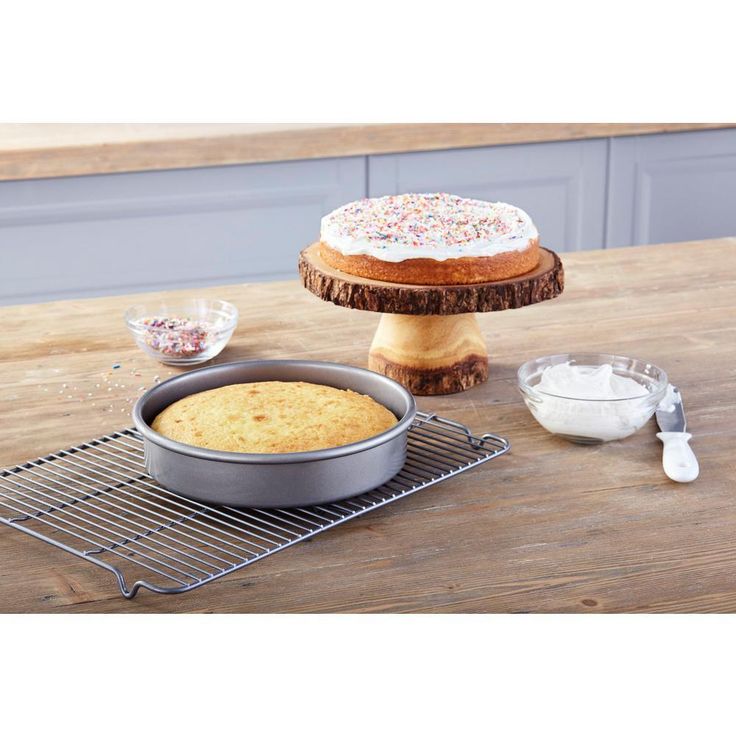 Commercial II 9 in. Round Cake Pan