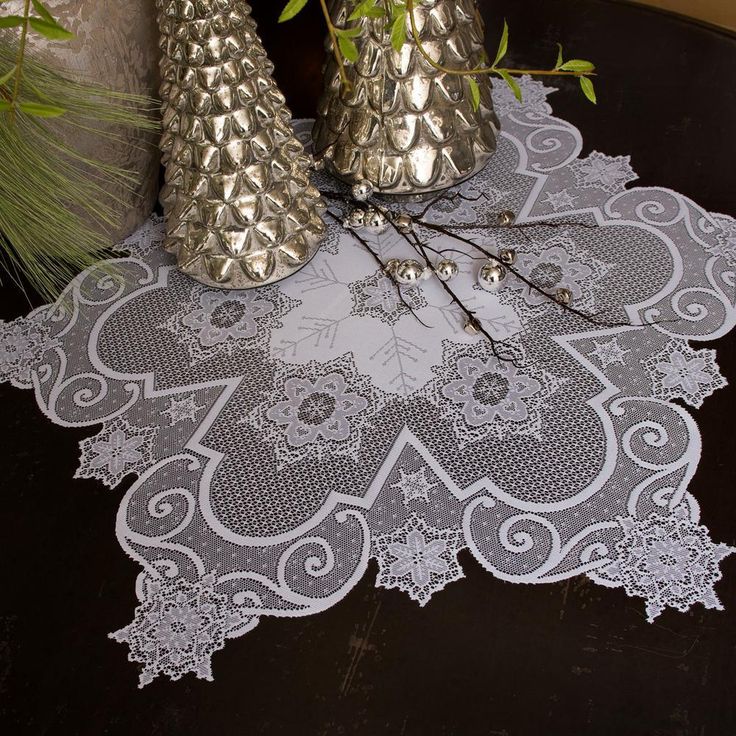 Snowflake 47 in. W x 47 in. L White Floral Polyester Round Table Topper
