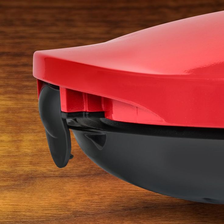 900 W Red Quesadilla Maker with Extra Stuffing Latch