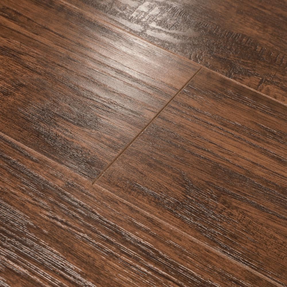Pergo XP+ Edgeview Hickory 10 mm T x 5.2 in. W Waterproof Laminate Wood Flooring (18.9 sqft/case)