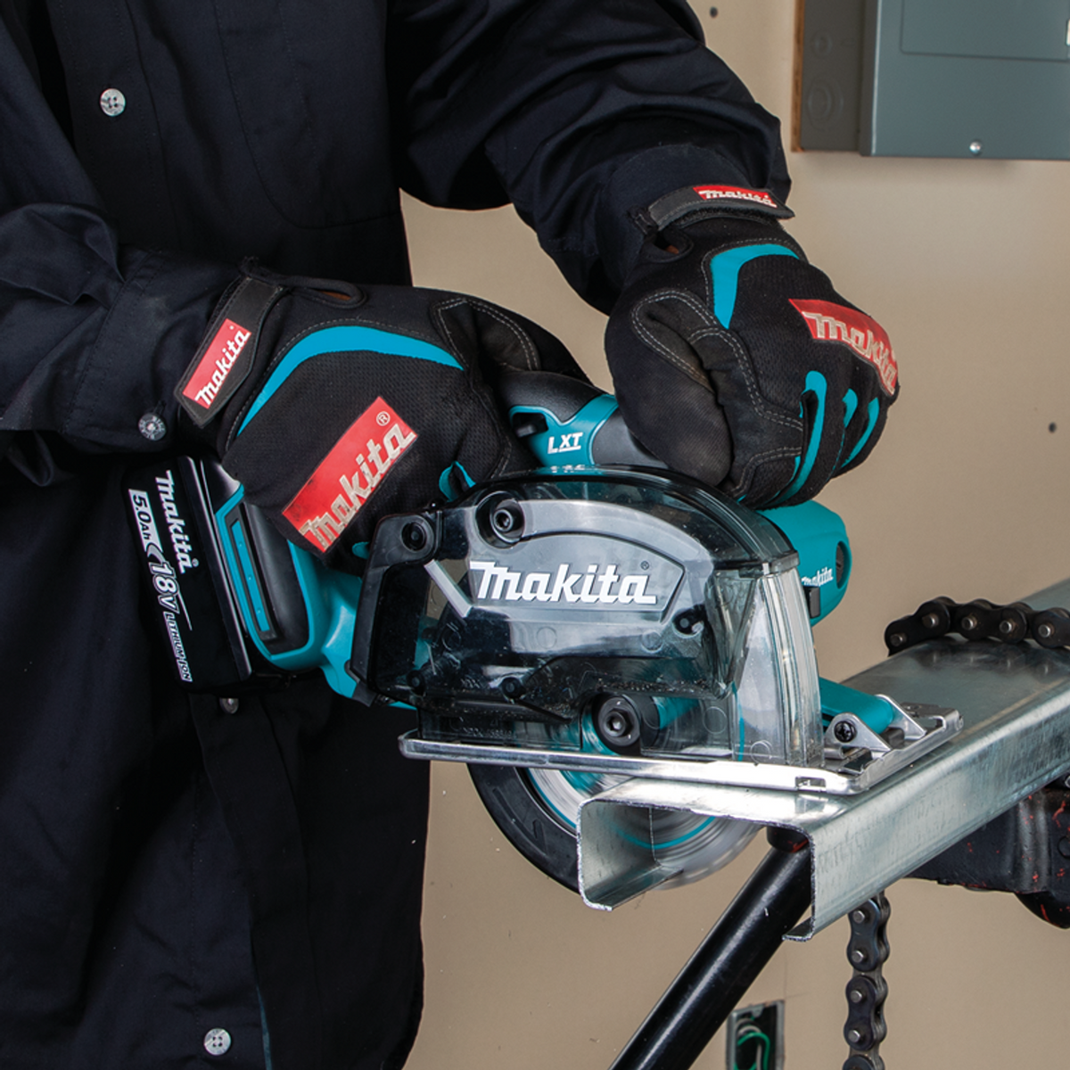 Makita 18V LXT 5-3/8 in. Cordless Metal Cutting Saw Kit (5.0Ah) with Electric Brake and Chip Collector