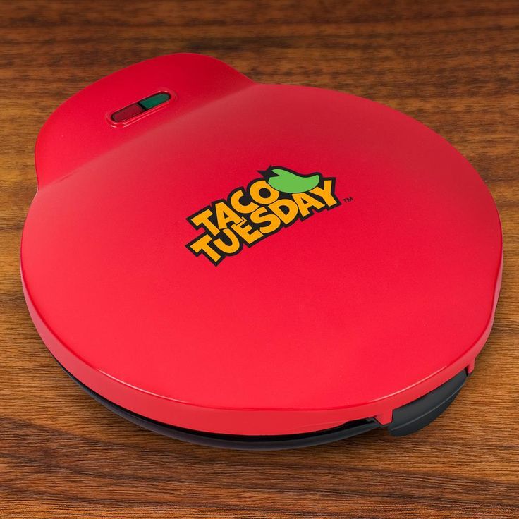 900 W Red Quesadilla Maker with Extra Stuffing Latch