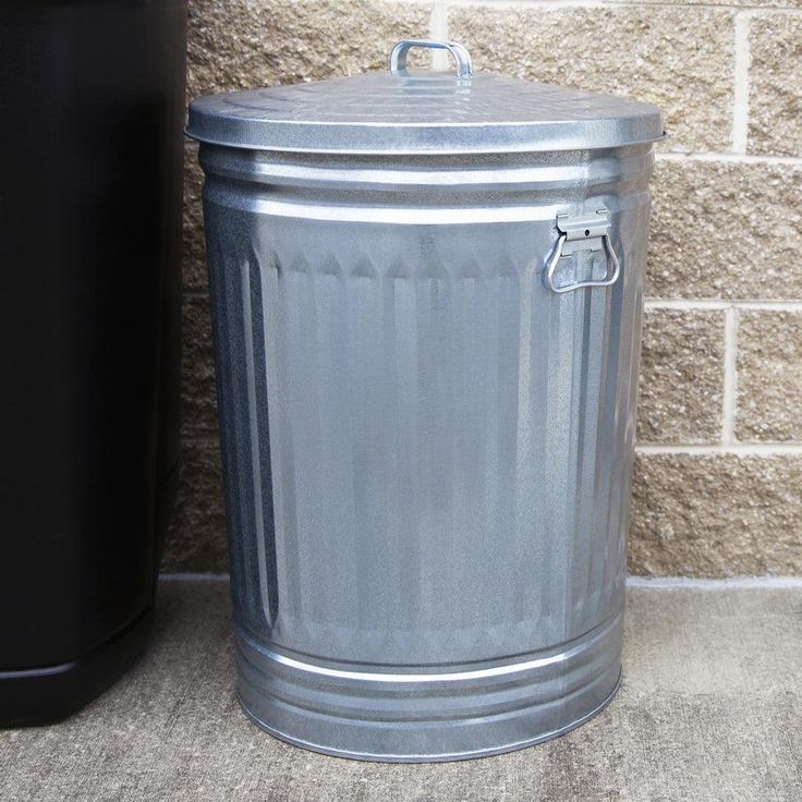 Behrens 31-Gallon Silver/Galvanized Metal Trash Can with Lid