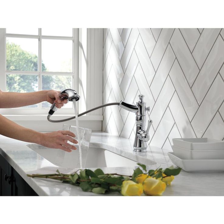 Delta Cassidy Chrome 1-Handle Deck-Mount Pull-Out Handle Kitchen Faucet